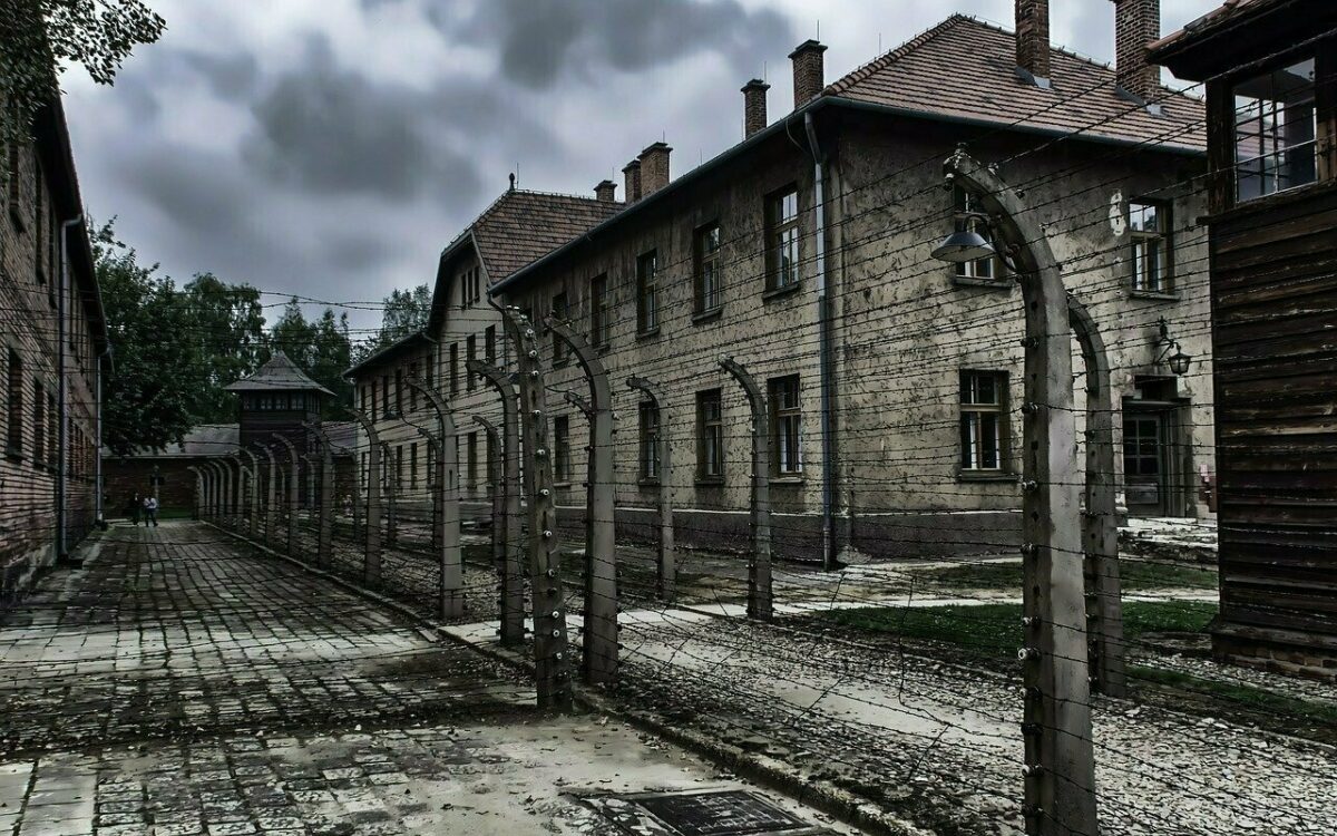 Gebäude und Stacheldraht im Konzentrationslager Auschwitz Gebäude und Stacheldraht im Konzentrationslager Auschwitz